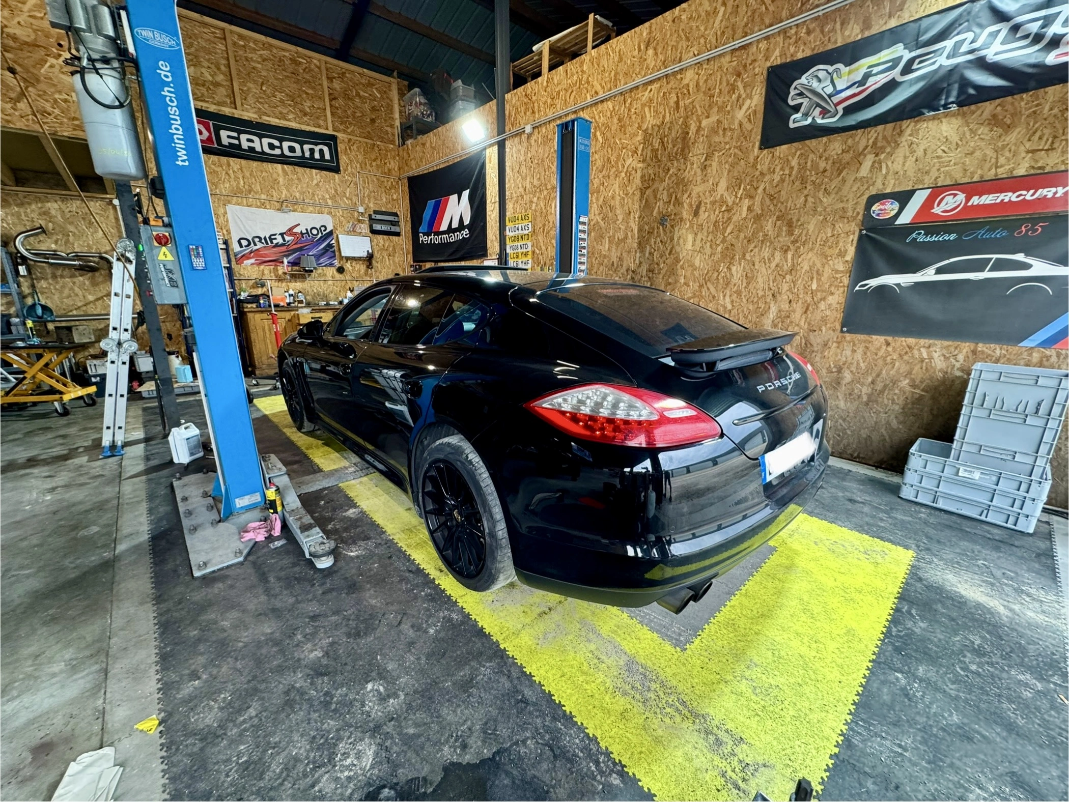 PASSION AUTO 85 - Équipe mécaniciens BMW en action atelier